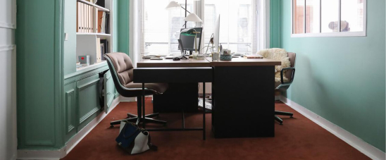Une moquette élégante  dans des bureaux au charme vintage