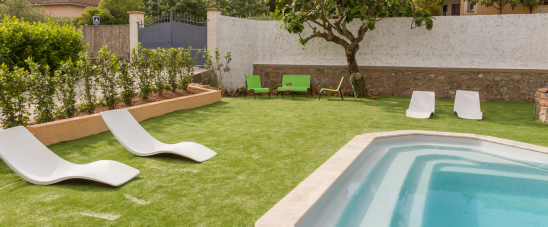 Un gazon toujours vert  autour de la piscine 