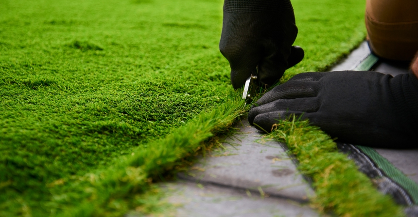Pose de gazon synthétique